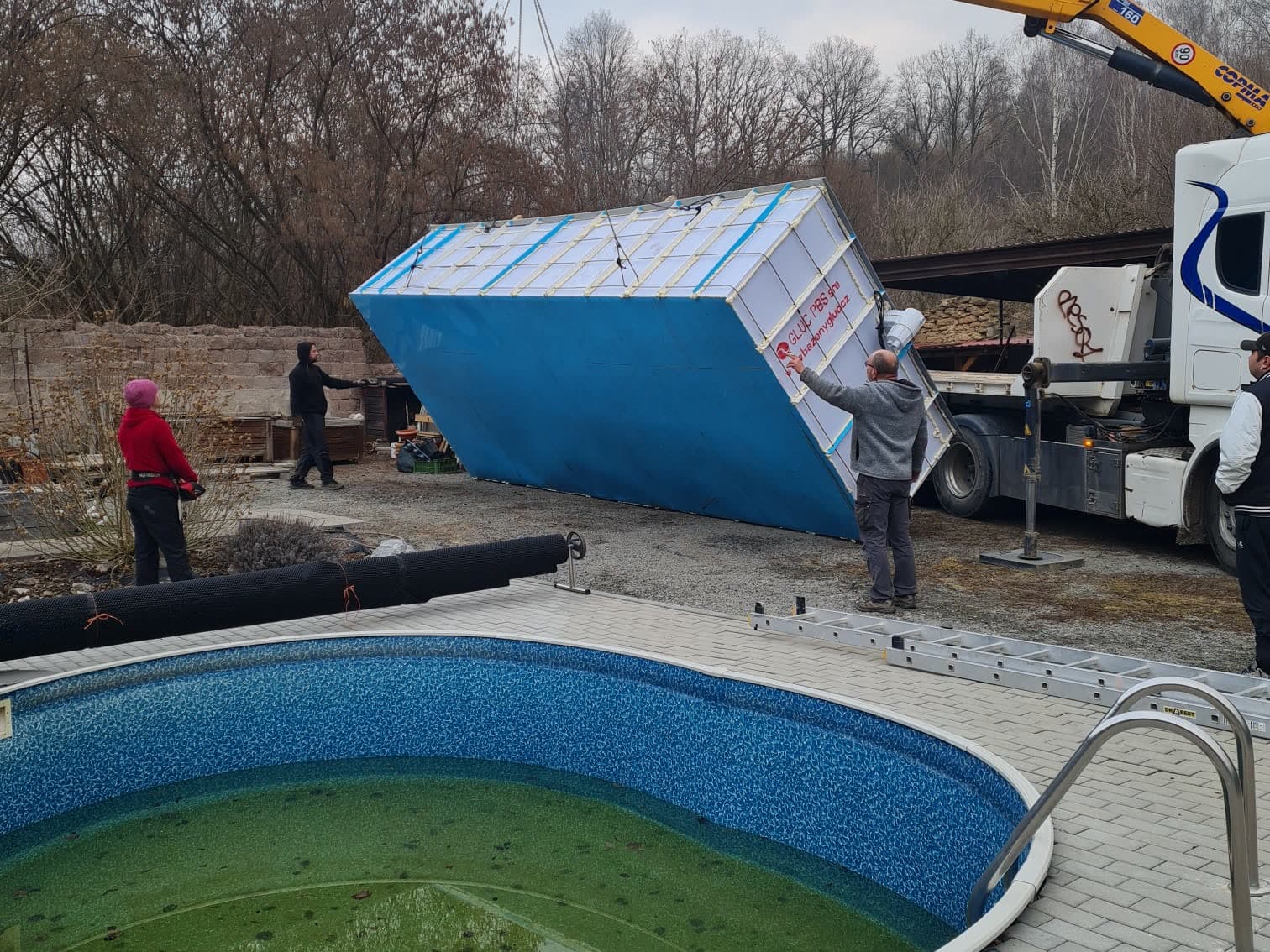 Doprava bazénové konstrukce jeřábem