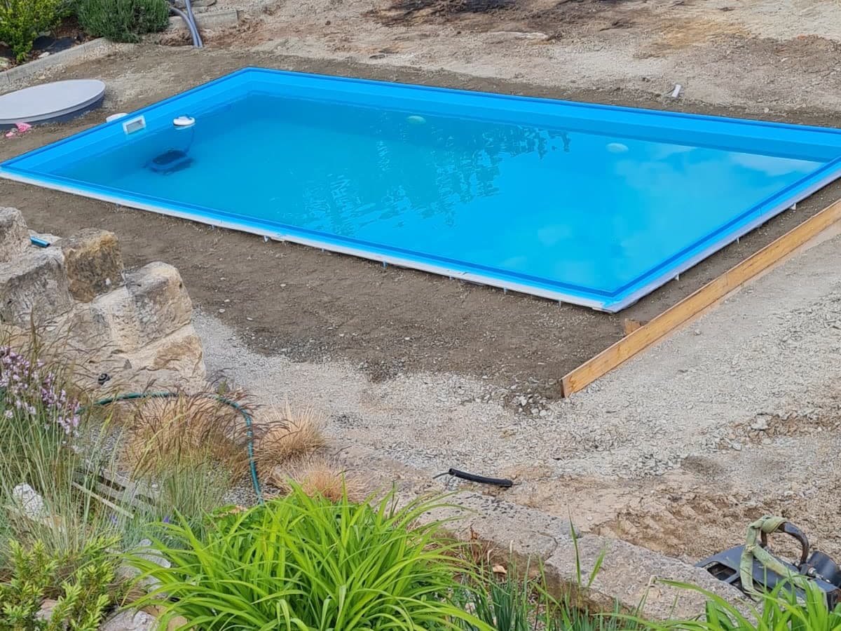 Hotový bazén připravený k napuštění